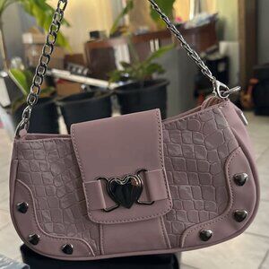 Chic Pink Croc-Embossed Shoulder Bag with Heart Chain Detail